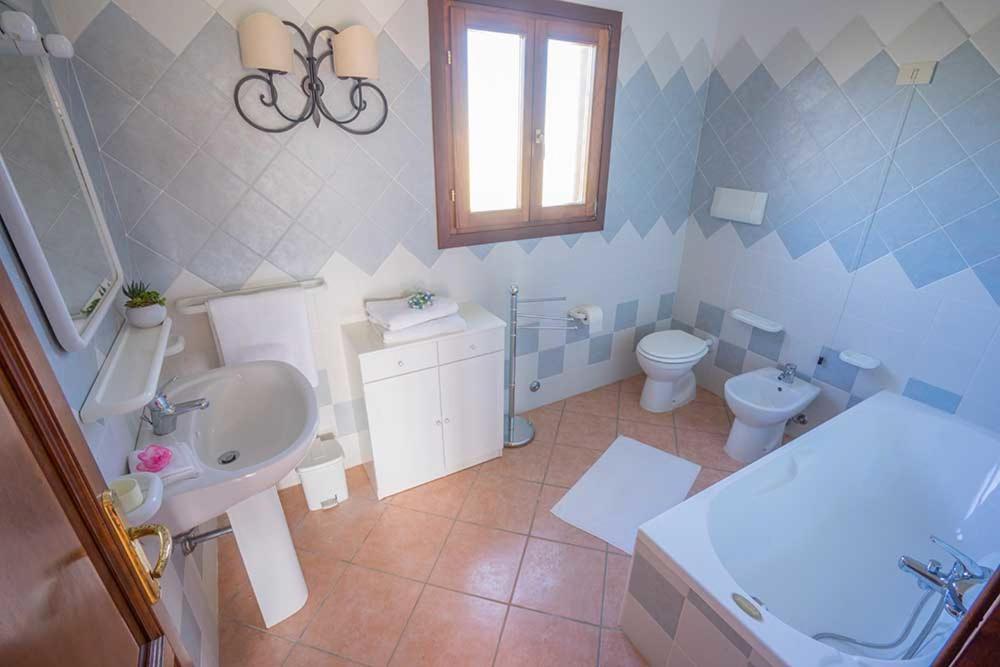 Residence Baia Sant Anna Con Piscina Tanaunella Luaran gambar